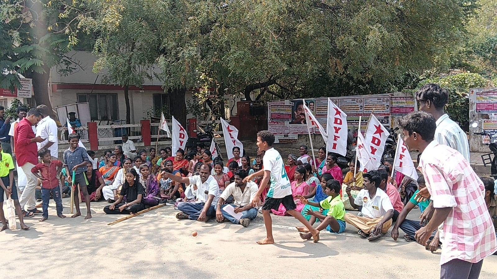 மதுரை மாவட்ட ஆட்சியர் அலுவலகம் முன் காத்திருப்பு போராட்டம்