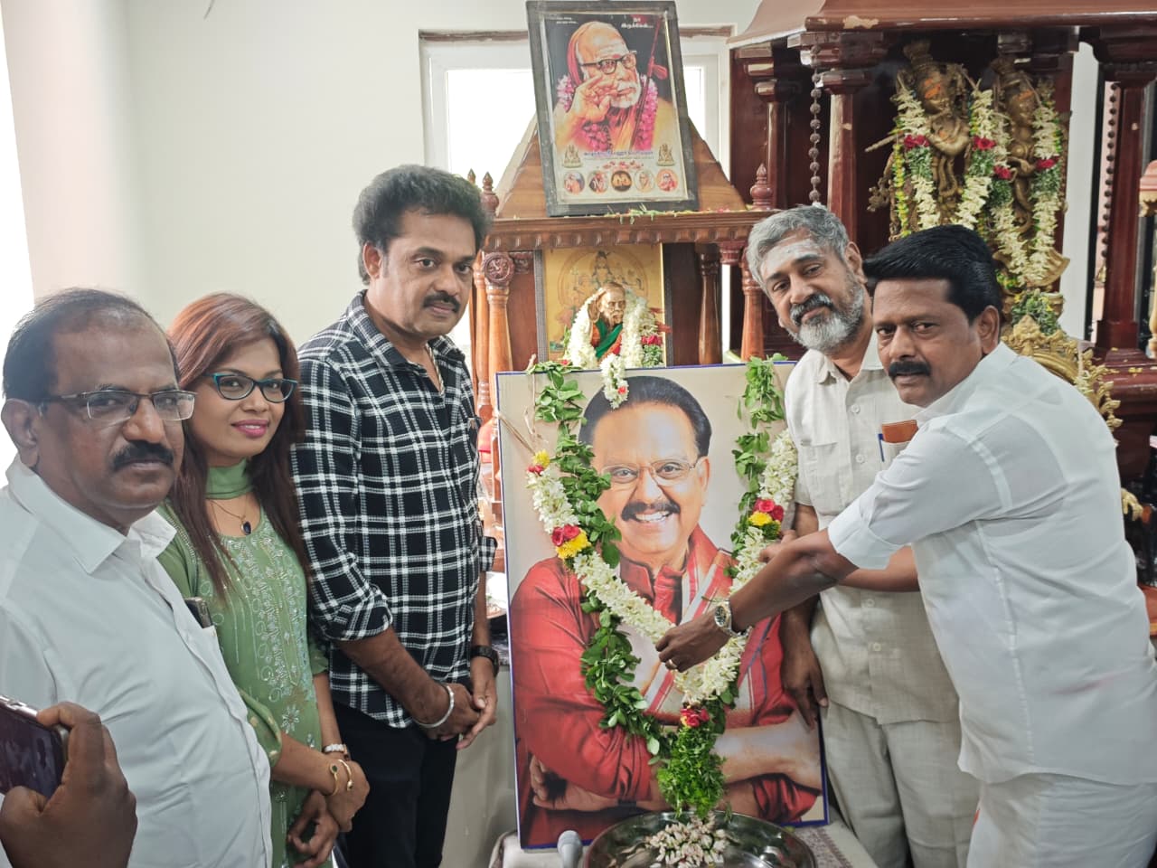 சமூகத்திற்காக வாழ்ந்தவர்களே சாதனையாளர்கள் பாடகர் எஸ் பி பி ஆறாவது ஆண்டு நினைவு நாளில் மதுரை மேயர் நாகராஜன் பேச்சு.