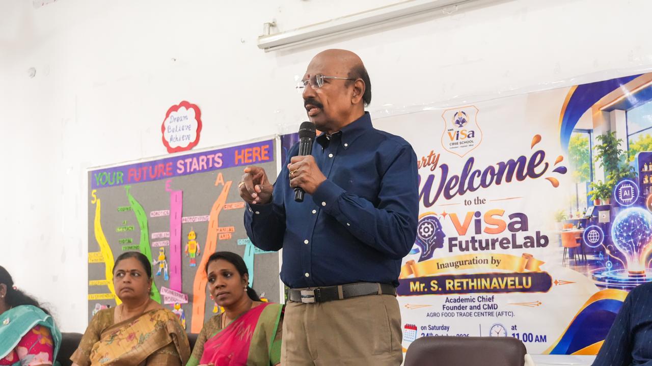 விசா பள்ளியின் கல்விசார் தலைவர் S. இரத்தினவேல் மாணாக்கர்களுக்கு படைப்பாற்றலை ஊக்குவிக்க ‘விசா தொலைநோக்கு ஆய்வகத்தை’ துவக்கி வைத்து உரையாற்றுகிறார்.