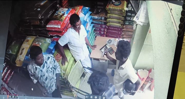 சோழவந்தானில் நூதன முறையில் மோசடி ஜி பேவில் பணம் அனுப்பியதாக செல்போனை காட்டி சுமார் 35 ஆயிரம் மதிப்புள்ள 17 அரிசி மூட்டை கடத்தல்