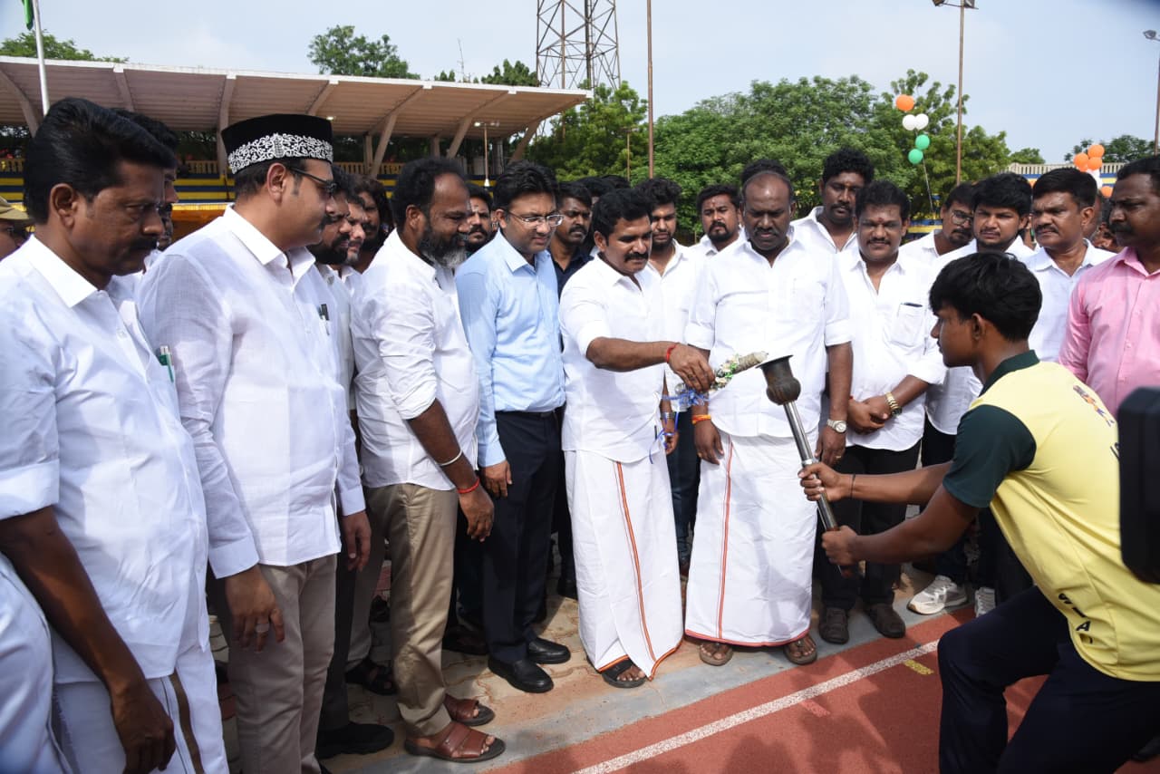 மாண்புமிகு எரிசக்தி மற்றும் சட்டத்துறை அமைச்சர் திரு.சி.டி.ஆர். நிர்மல் குமார் அவர்கள் – மாநில அளவிலான முதலமைச்சர் கோப்பைக்கான விளையாட்டுப் போட்டிகளை துவக்கி வைத்து பல்வேறு போட்டிகளில் வெற்றி பெற்றவர்களுக்கு பதக்கம் மற்றும் பாராட்டுச் சான்றிதழ் வழங்கினார்