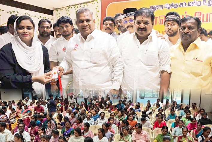 மதுரை கிழக்குத் தொகுதி சேர்ந்த மாணவ மாணவிகளுக்கு அரசு வேலை தேர்வில் வெற்றி பெற சிறப்பு பயிற்சி முகாம் 300 பேருக்கு எம்எல்ஏ கார்த்திகேயன் ஏற்பாட்டில் நடைபெற்றது இதில் தமிழக வெற்றி கழக பொதுச்செயலாளர் புஜி ஆனந்த் அடையாள அட்டையை வழங்கினார்