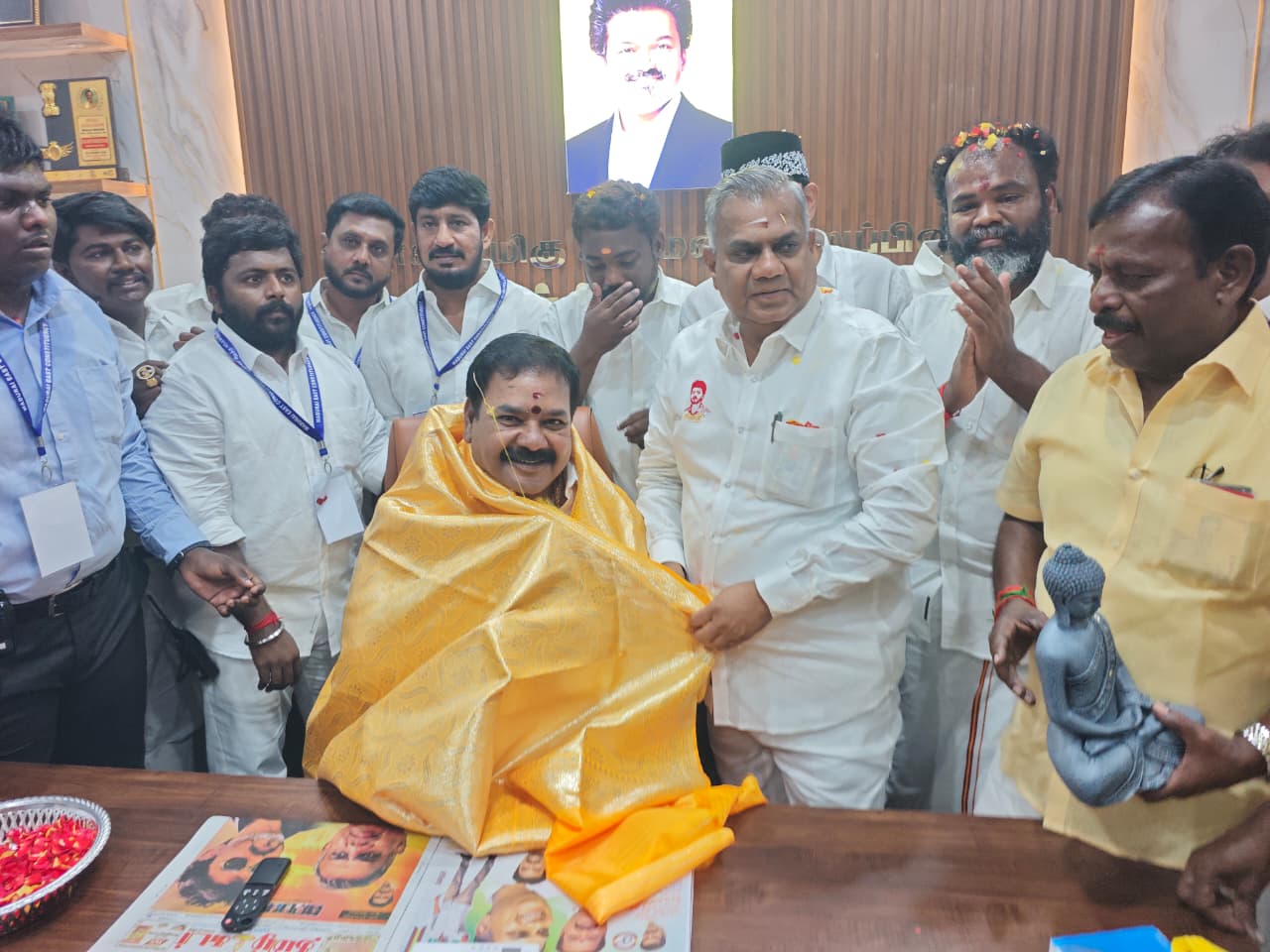 மதுரை ஆனையூரில் கிழக்கு தொகுதி எம்எல்ஏ அலுவலகத்தை தமிழக வெற்றி கழக பொதுச்செயலாளரும் நீர்வளத் துறை அமைச்சருமான புஜ்ஜி ஆனந்த் திறந்து வைத்து குத்து விளக்கு ஏற்றினார் அருகில் கிழக்கு தொகுதி எம்எல்ஏ கார்த்திகேயன் இணைச் செயலாளர் வக்கீல் கார்த்தி உள்ளனர்